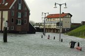 Hoog water na de storm in Oudeschild op Texel